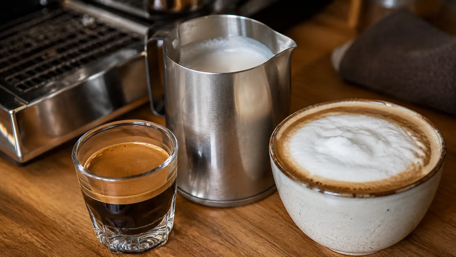 Espresso i mleko za cappuccino i latte