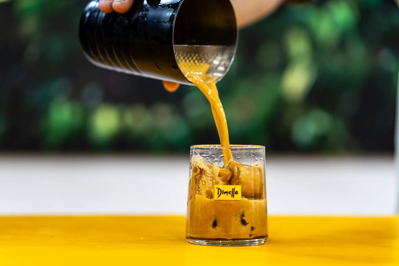 Dimello kafa u šoljici i espresso trenutak